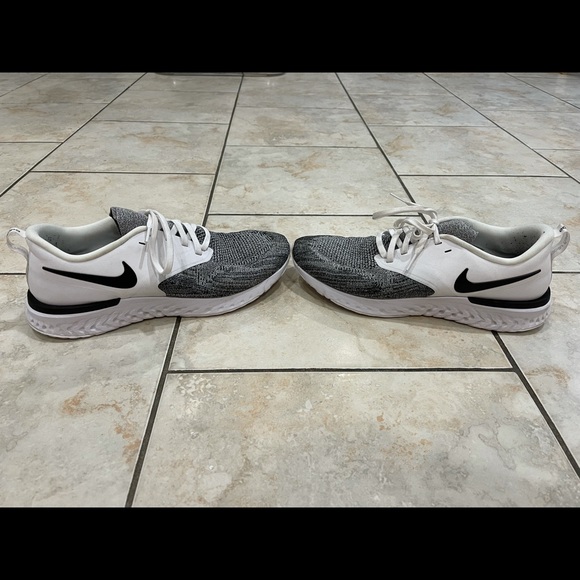 Men’s Nike Odyssey React Sneakers - Picture 2 of 4